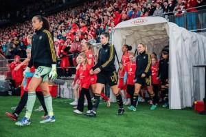 曼联女足欧冠客战布兰因球靴遗失临时购鞋0-1告负