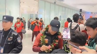 开云入口-U23国足载誉而归！上千球迷接机，李昊最受欢迎，球迷兴奋欢呼