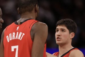 开云服务-杜兰特：谢泼德可以控球，能上场投三分给我们提供进攻火力